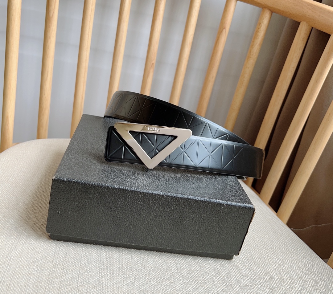 NO:138103,RADA (Prada) Latest counter model This belt is made of exquisite shiny embossed leather, presenting a simple and exquisite elegance. The modern minimalist metal buckle is decorated with a sculpted logo. The brand style is evident. Wide 3.5, belt, prada19860909RADA (普拉达) 专柜最新款 这款腰带采用精美的亮面压花皮革打造 呈现简约精致的优雅风范 充满现代感的简约金属搭扣饰以雕刻式徽标 品牌格调跃然眼前 宽3.5,皮带,prada,Belt