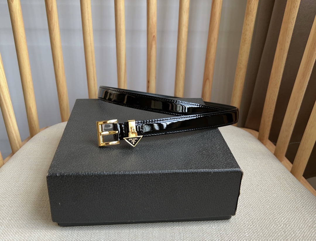 NO:138913,PRADA (Prada) latest model for counter This elegant Saffiano belt highlights the feminine design, soft and charming, triangle metal logo triangular displays brand atmosphere Width: 1.5cm, belt, prada, prada19860909PRADA (普拉达) 专柜最新款 这款优雅的Saffiano皮带彰显女性化的设计 柔美倾心 三角形金属徽标饰件流露品牌气息 宽:1.5cm,皮带,prada,prada,Belt