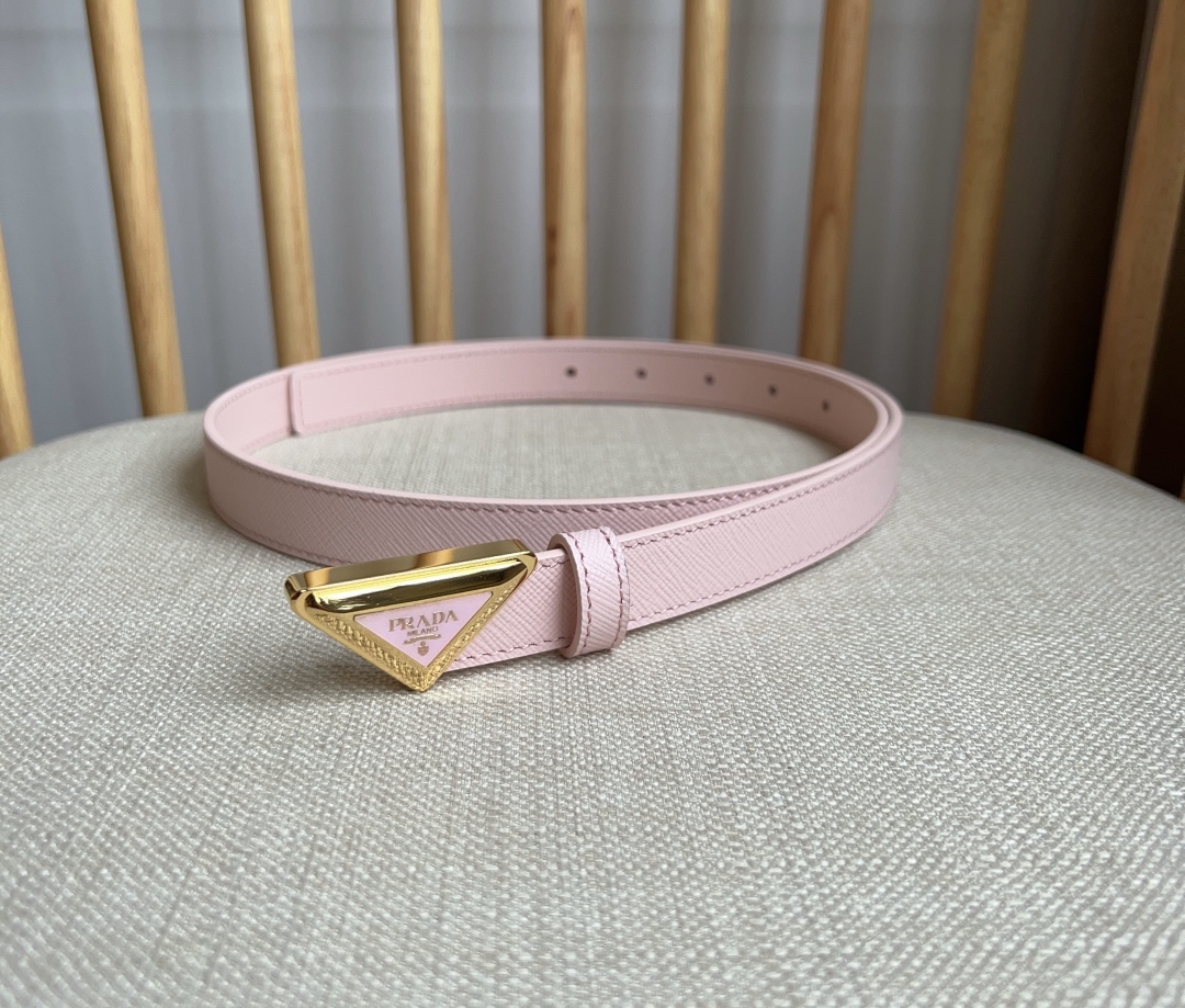 NO:138920,PRADA (Prada) Latest counter model This belt is simple yet exquisitely designed. The metal buckle presents the iconic triangular logo silhouette. The brand style Saffiano leather features its waxed finish and crossed parallel lines shadow texture. Width: 2.0cm, belt, prada, prada19860909PRADA (普拉达) 专柜最新款 这款腰带设计简约而不失精美 金属搭扣呈现标志性的三角形徽标轮廓 彰显品牌格调 Saffiano皮革以其涂蜡饰面和交叉平行线阴影纹理为特色 宽:2.0cm,皮带,prada,prada,Belt