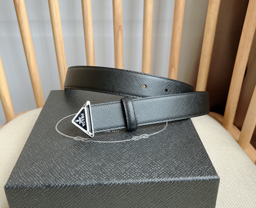 NO:138291,RADA (Prada) latest model for counter This belt is decorated with a triangle metal logo, which looks like the finishing touch, outlining exquisite details, and is an ideal accessory for women's ready-to-wear series. Width 3.0, belt, prada19860909RADA (普拉达) 专柜最新款 这款腰带饰有一枚三角形金属徽标 宛若点睛之笔 勾勒精致细节 是rada女士成衣系列的理想配饰 宽3.0,皮带,prada,Belt