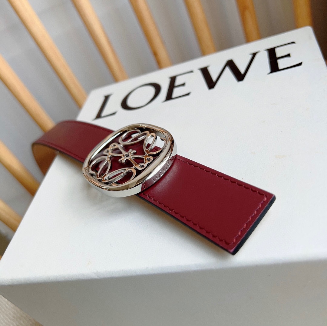 LOEWE罗意威专柜最新同款腰带[庆祝][庆祝]宽2.8cm选用光滑牛皮革双面腰带饰有抛光椭圆形针扣刻有