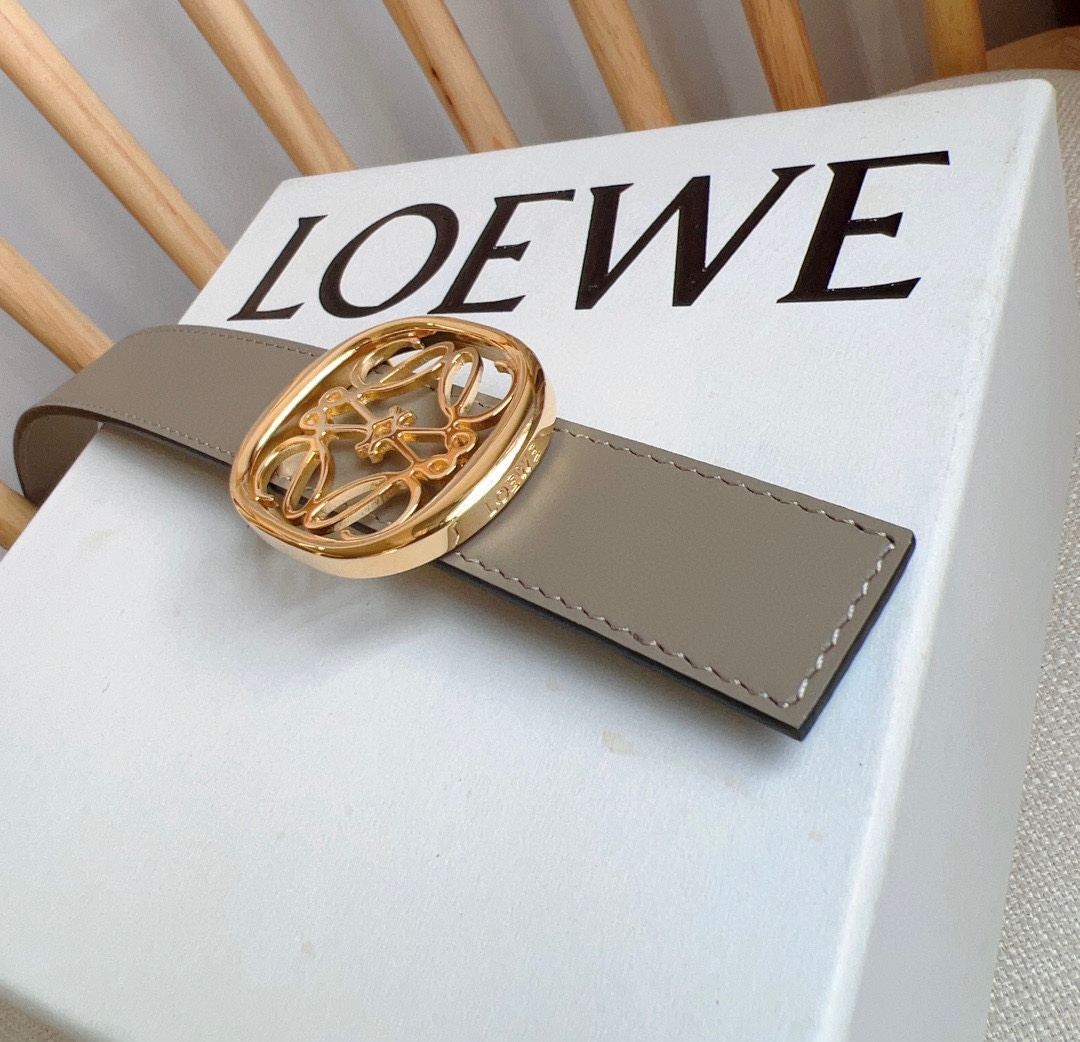 LOEWE罗意威专柜最新同款腰带[庆祝][庆祝]宽2.8cm选用光滑牛皮革双面腰带饰有抛光椭圆形针扣刻有