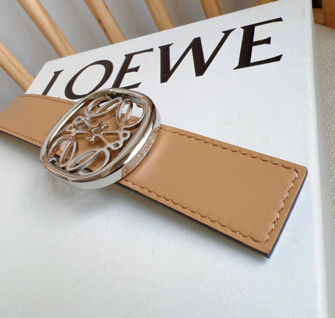 LOEWE罗意威专柜最新同款腰带[庆祝][庆祝]宽2.8cm选用光滑牛皮革双面腰带饰有抛光椭圆形针扣刻有