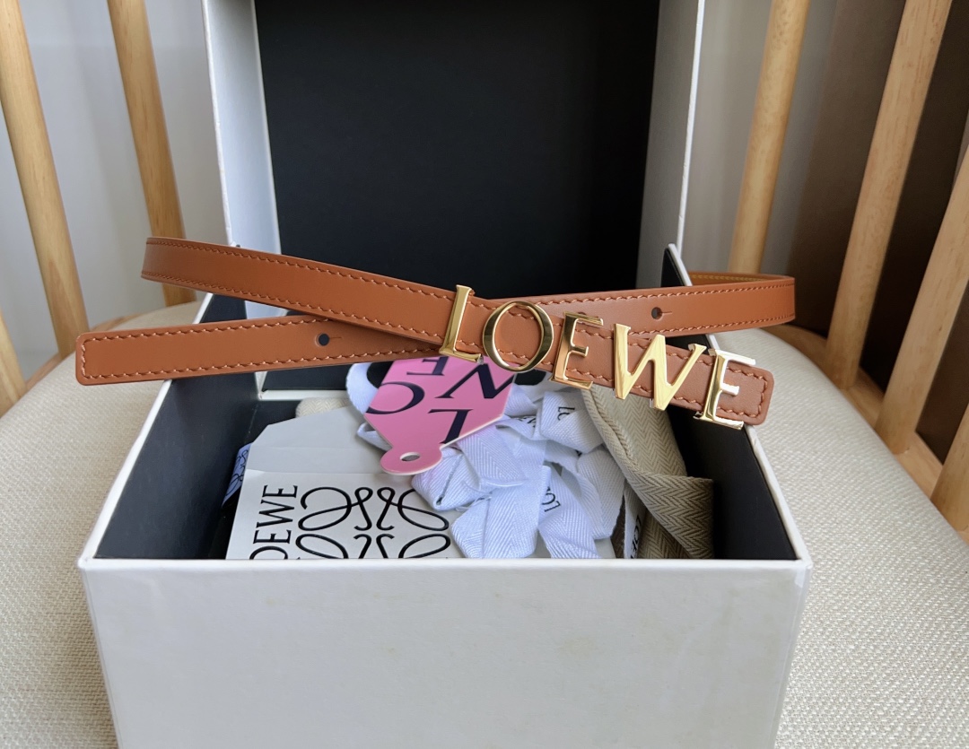 LOEWE罗意威专柜最新同款腰带[庆祝][庆祝]选用光滑牛皮革腰带饰以金属LOEWE腰带扣五孔调节卓越的