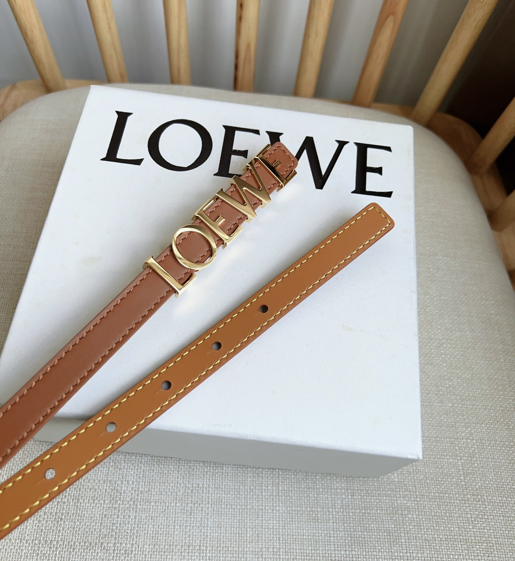 LOEWE罗意威专柜最新同款腰带[庆祝][庆祝]选用光滑牛皮革腰带饰以金属LOEWE腰带扣五孔调节卓越的