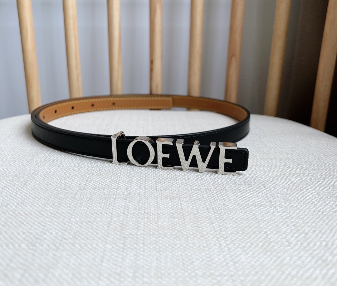 LOEWE罗意威专柜最新同款腰带[庆祝][庆祝]选用光滑牛皮革腰带饰以金属LOEWE腰带扣五孔调节卓越的