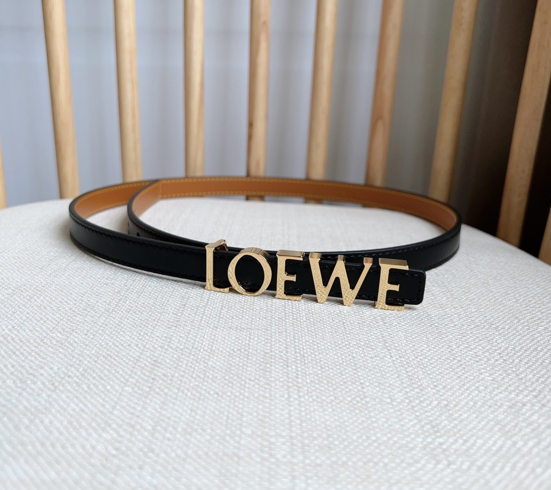 LOEWE罗意威专柜最新同款腰带[庆祝][庆祝]选用光滑牛皮革腰带饰以金属LOEWE腰带扣五孔调节卓越的