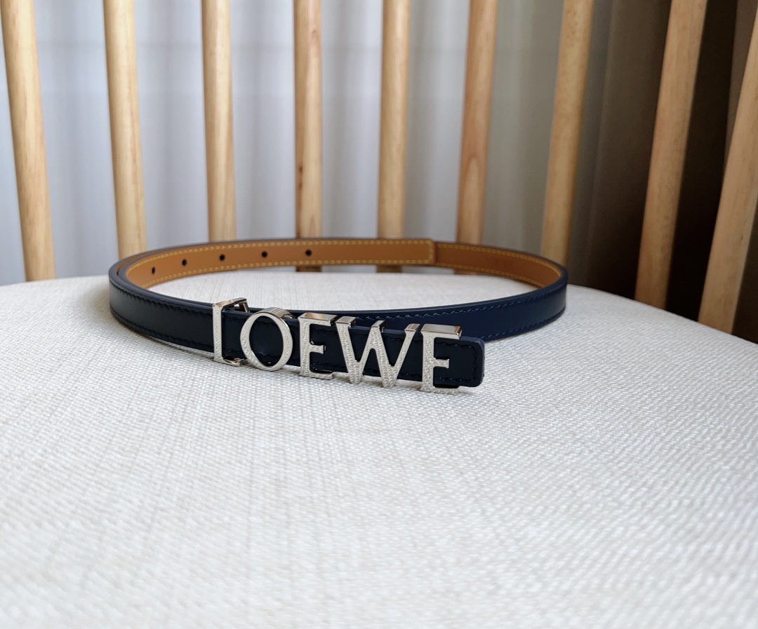 LOEWE罗意威专柜最新同款腰带[庆祝][庆祝]选用光滑牛皮革腰带饰以金属LOEWE腰带扣五孔调节卓越的