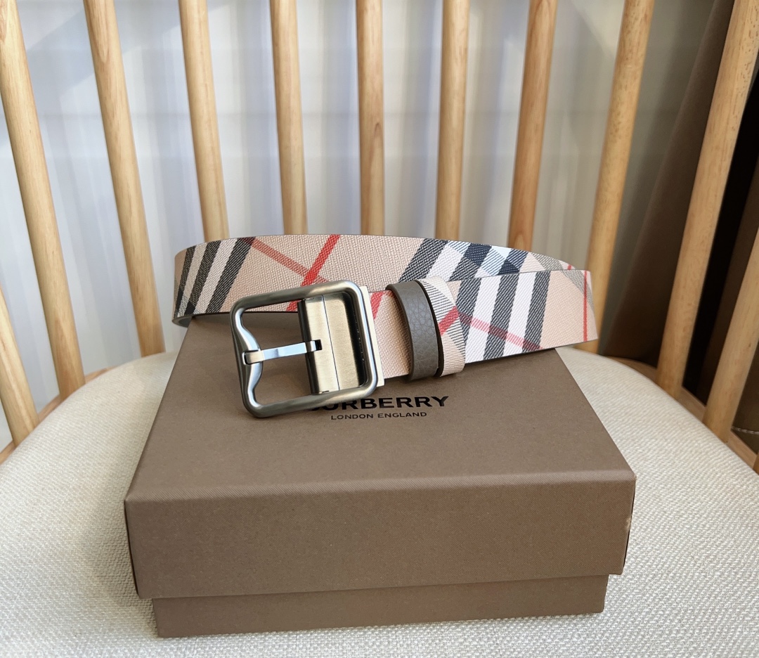NO:140351,The original Burberry counter has a new double-sided dual-purpose belt, which is refined in an Italian workshop, paired with palladium-plated B-shaped buckle. One side is decorated with Burberry plaid and the other side is made of grained calfskin. Width: 3.5cm, exquisite and elegant, simple and elegant, belt, burberry, burberry, cowhide19860909原单 Burberry 巴宝莉专柜同步上新双面两用腰带 于意大利工坊精制而成 搭配镀钯金B字型扣环 一面装饰Burberry格纹 另一面为粒纹小牛皮材质 宽:3.5cm 精致优雅 简单大方,皮带,burberry,burberry,cowhide,Belt