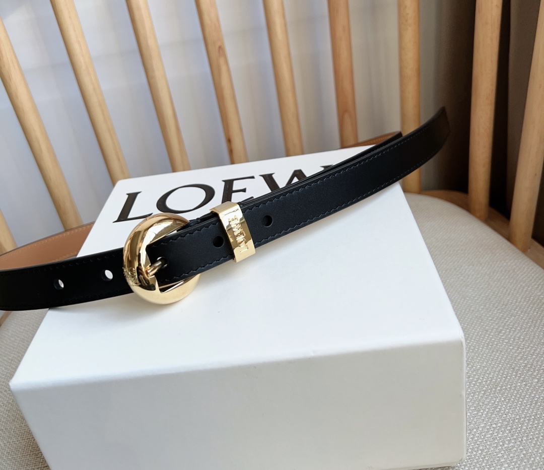  LOEWE （罗意威）专柜最新同款腰带庆祝庆祝  选用光滑牛皮革窄款腰带   配有Anagram  P