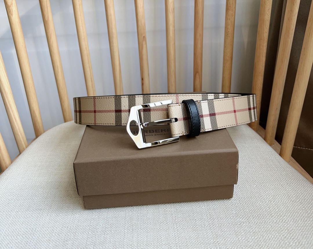 NO:138582,The new Burberry Burberry counter is simultaneously launched on the new brand's iconic London check pattern with hollow buckle buckle width: 3.5cm exquisite and elegant, simple and generous, belt, burberry, burberry19860909新款 Burberrry 巴宝莉专柜同步上新精选品牌标志性London格纹搭配镂空扣钉带扣宽:3.5cm 精致优雅 简单大方,皮带,burberry,burberry,Belt