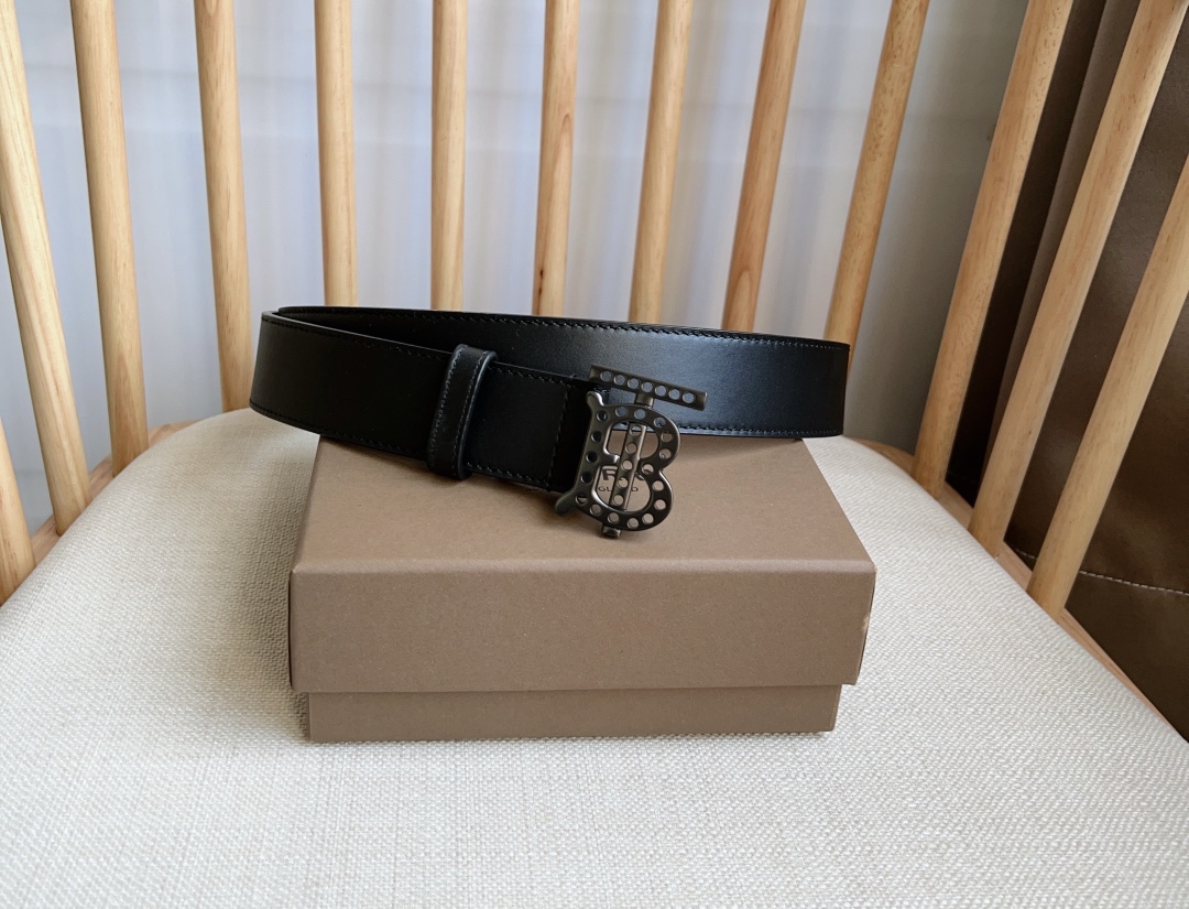 NO:138588,Burberry Burberry counter is simultaneously equipped with a new pair of palladium-plated exclusive logo buckle. Selected smooth leather. Width: 3.5cm. Exquisite and elegant. Simple and elegant. Belt, burberry, burberry.19860909Burberry 巴宝莉专柜同步上新搭配冲孔镀钯金专属标识造型的饰牌搭扣 精选光滑皮革制成 宽:3.5cm 精致优雅 简单大方,皮带,burberry,burberry,Belt