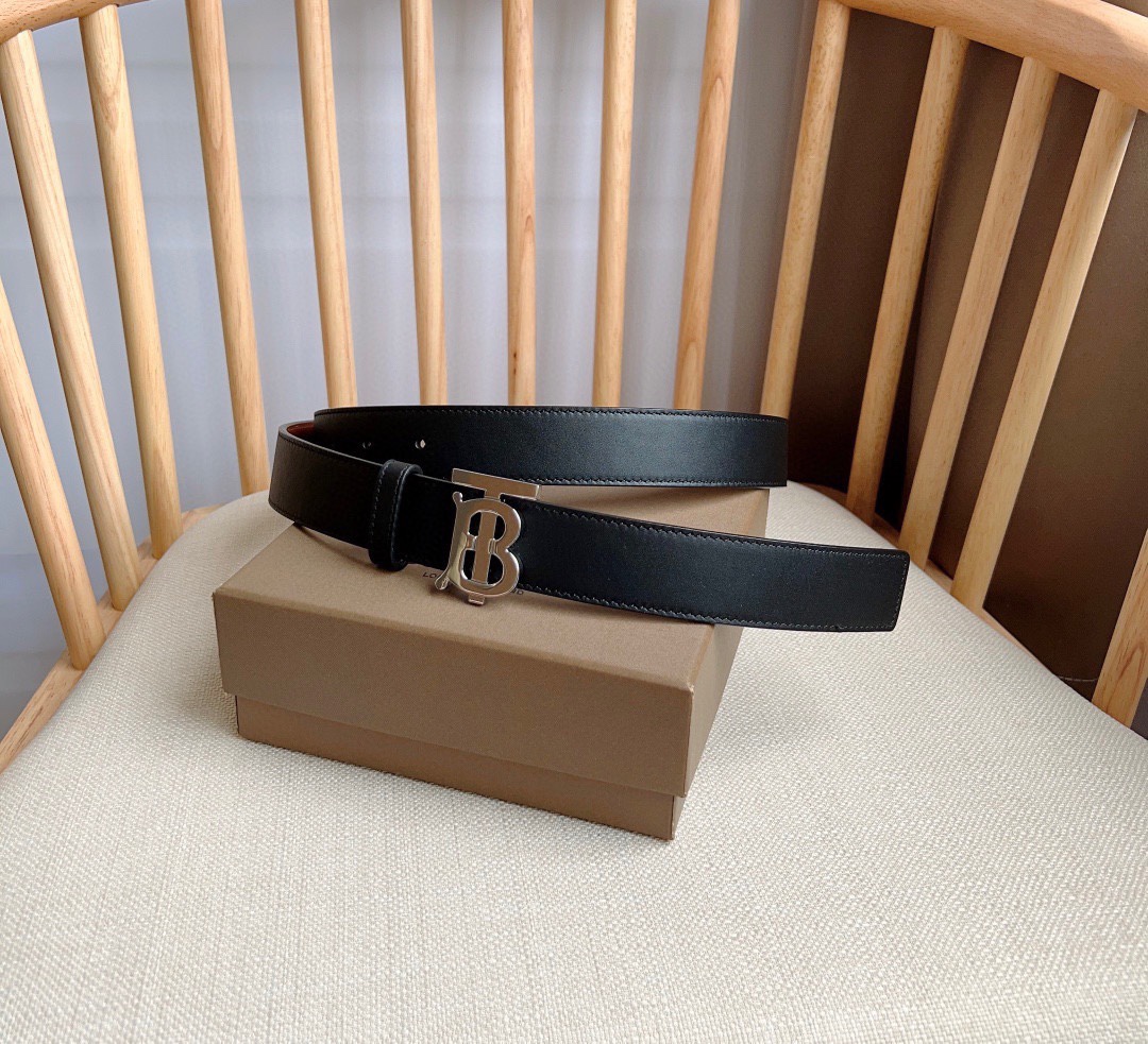 Ms. Burberry Barbelli Introduces Italian Double-Colour Belt with Gold-Plated Brand Design - 图片 1