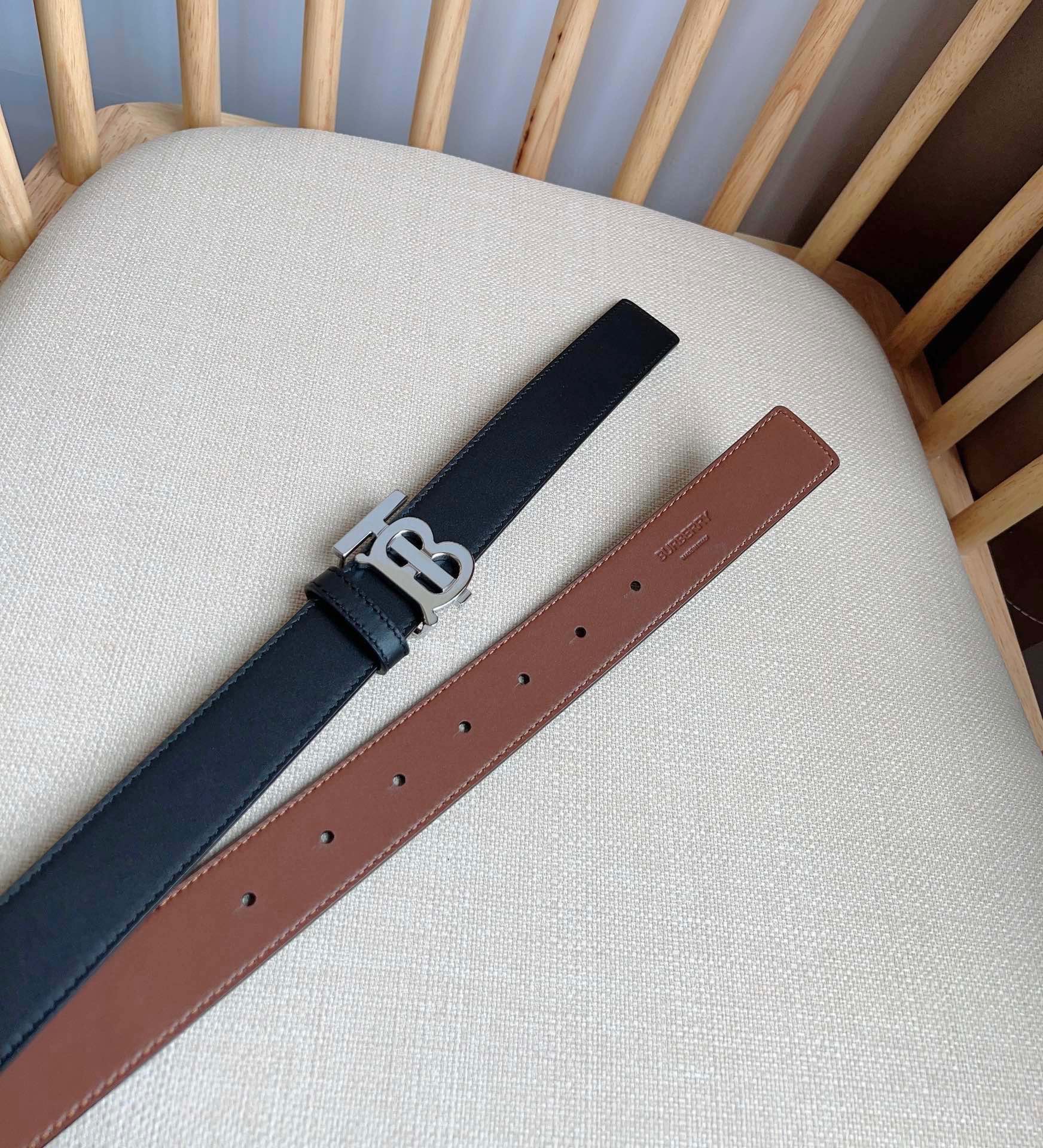 Ms. Burberry Barbelli Introduces Italian Double-Colour Belt with Gold-Plated Brand Design - 图片 3