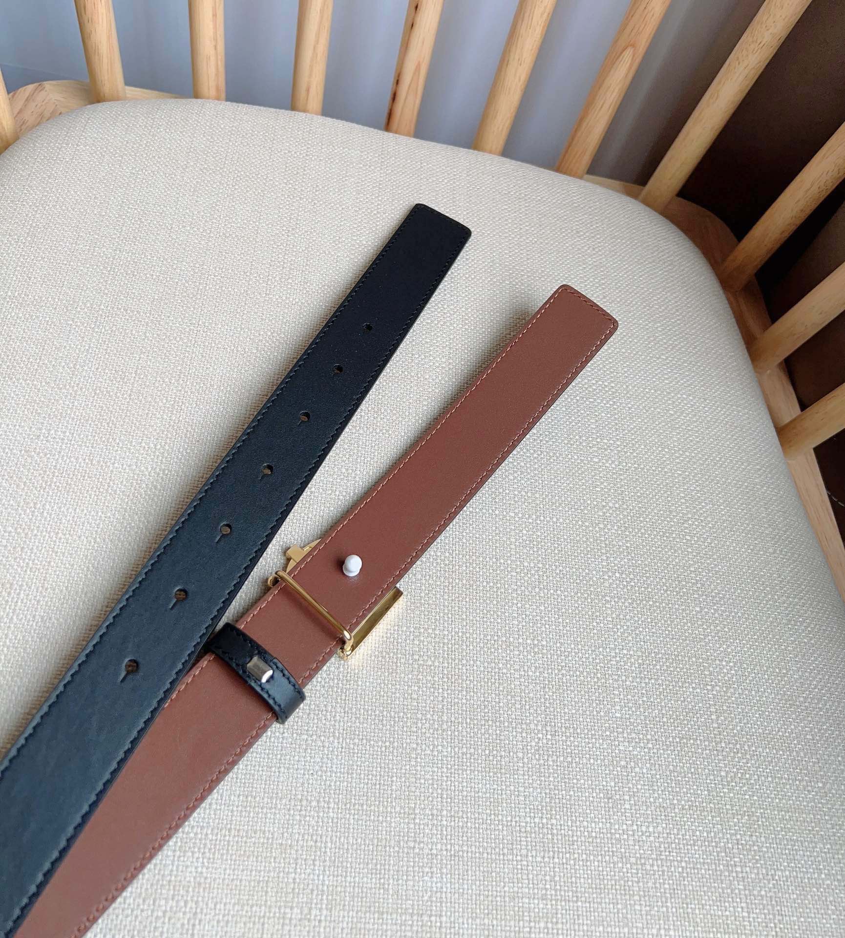 Ms. Burberry Barbelli Introduces Italian Double-Colour Belt Collection with Gold-Plated Brand Design - 图片 6