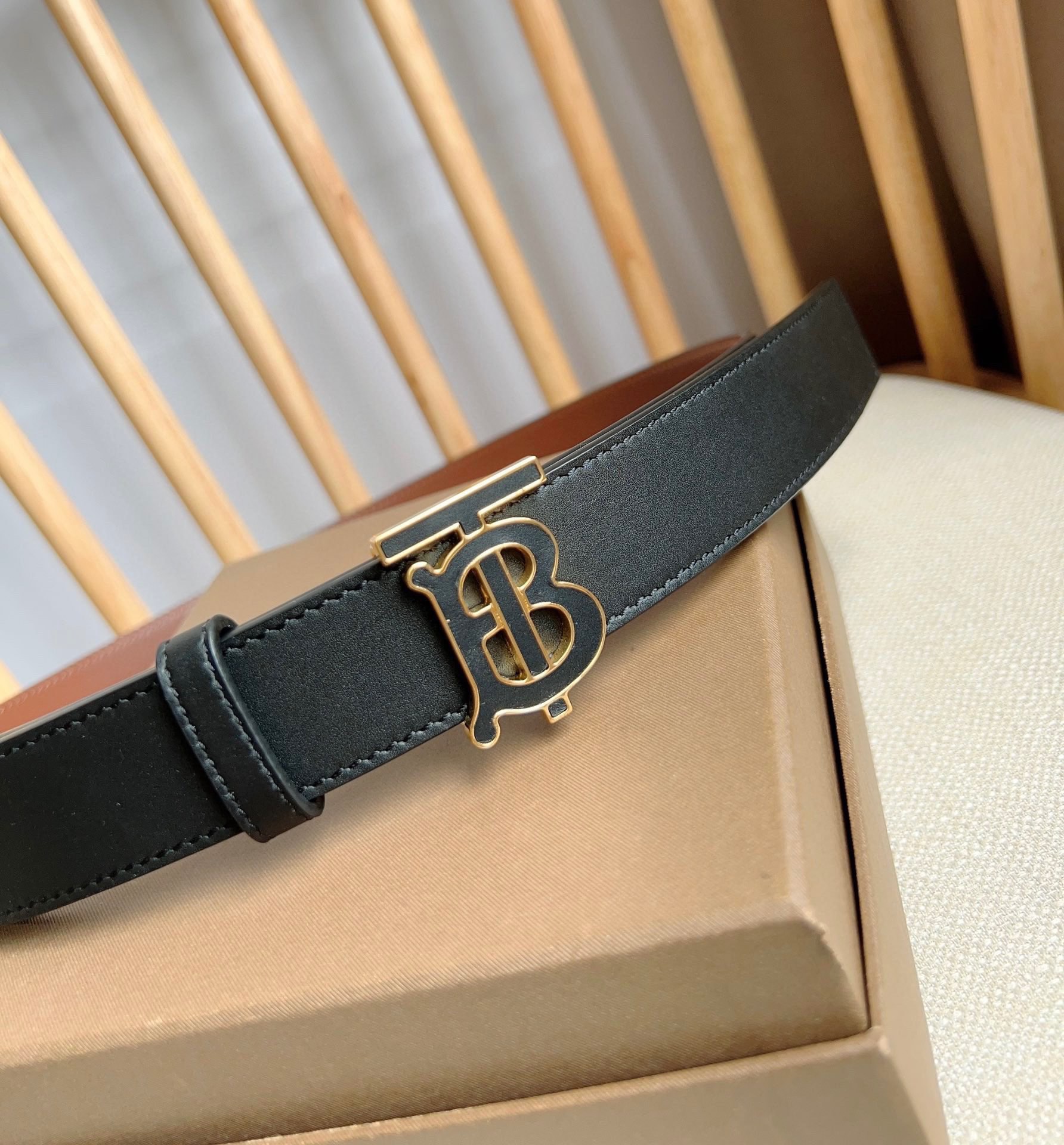 Ms. Burberry Barbelli Introduces Italian Double-Colour Belt Collection with Gold-Plated Brand Design - 图片 7