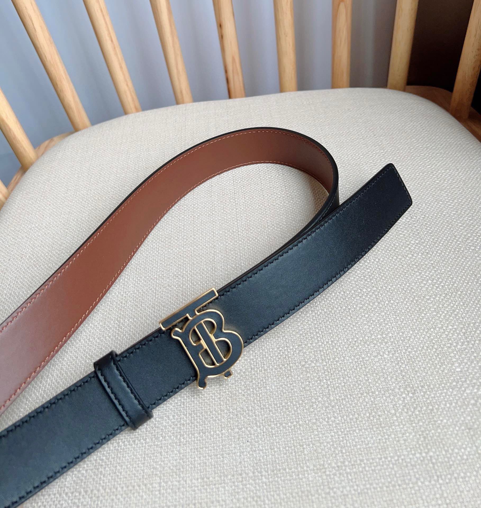 Ms. Burberry Barbelli Introduces Italian Double-Colour Belt Collection with Gold-Plated Brand Design - 图片 8