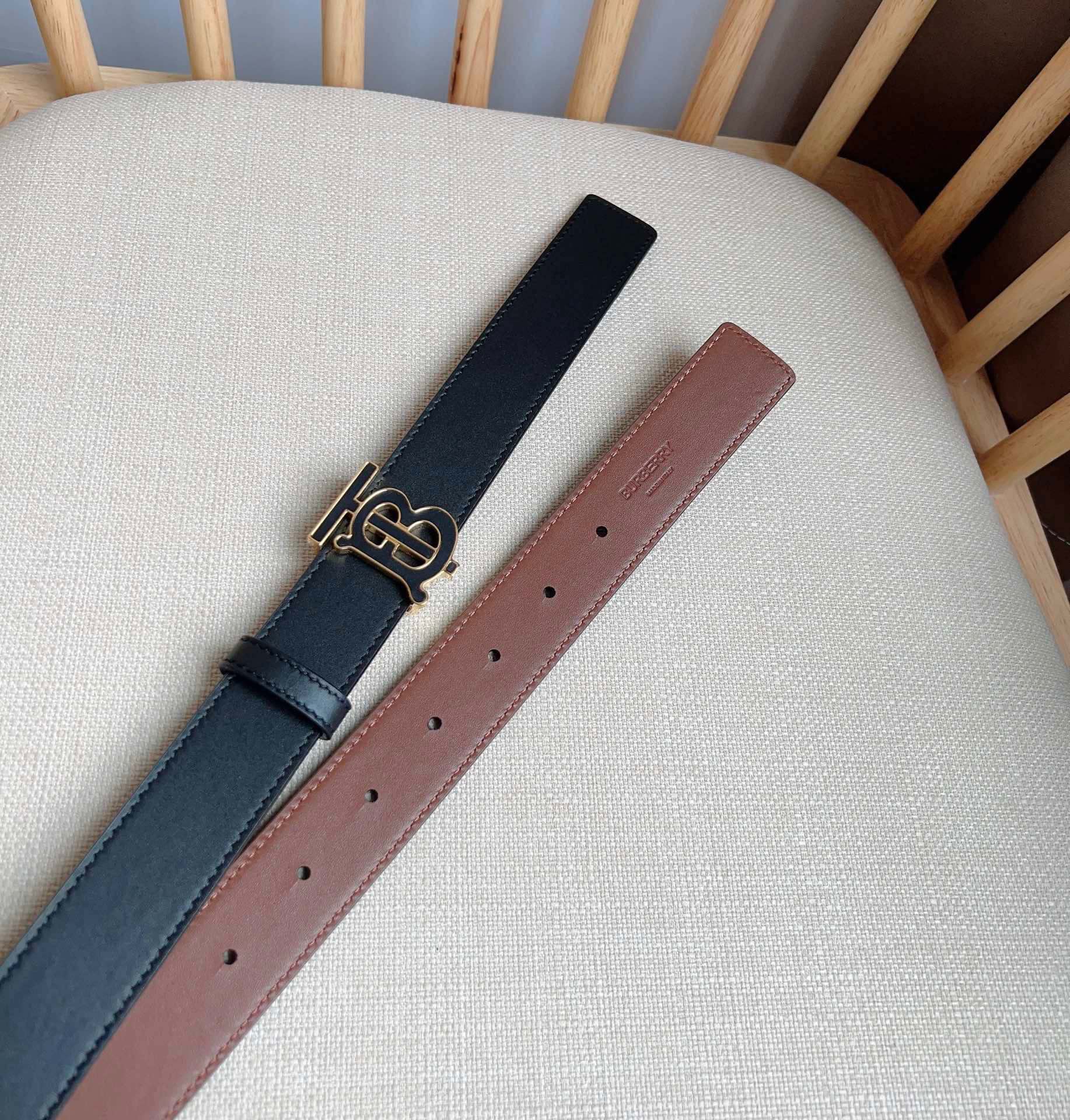 Ms. Burberry Barbelli Introduces Italian Double-Colour Belt Collection with Gold-Plated Brand Design - 图片 3