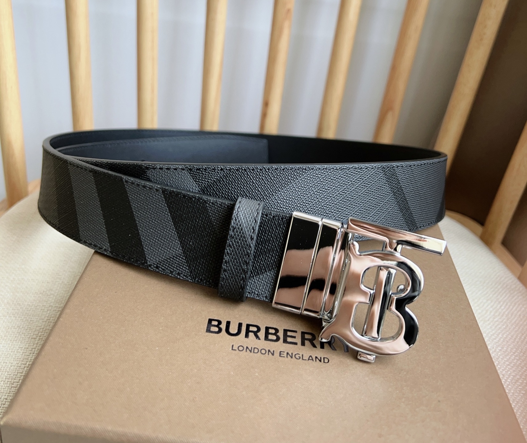 Burberry 巴宝莉 饰牌搭扣点缀品牌专属标识图案