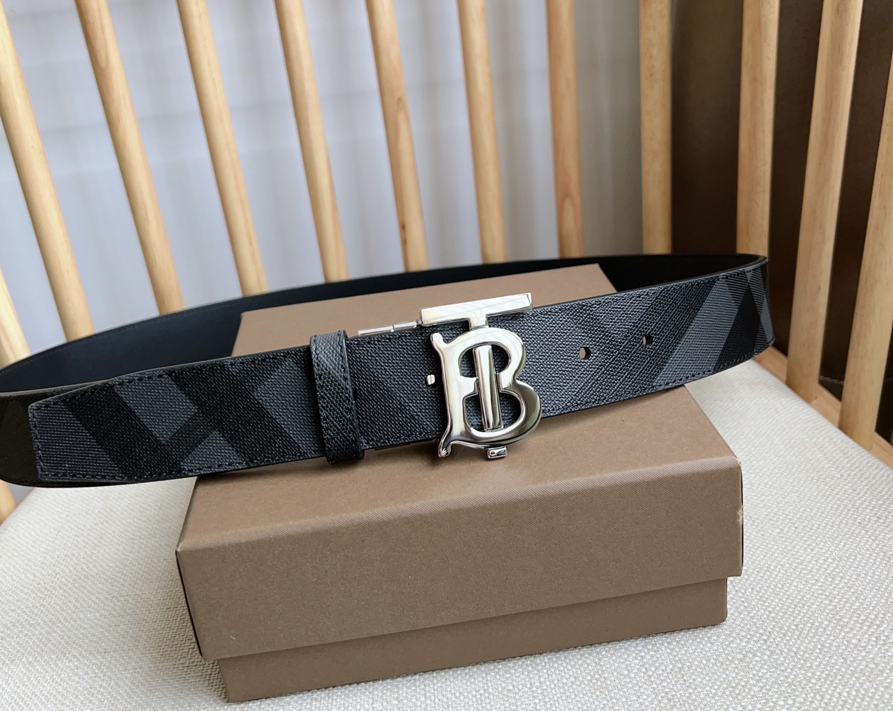 Burberry 巴宝莉 饰牌搭扣点缀品牌专属标识图案