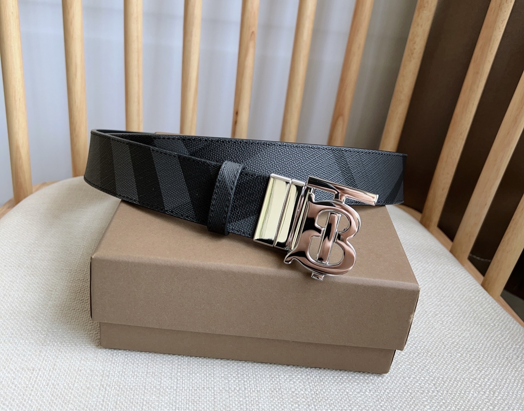 Burberry 巴宝莉 饰牌搭扣点缀品牌专属标识图案