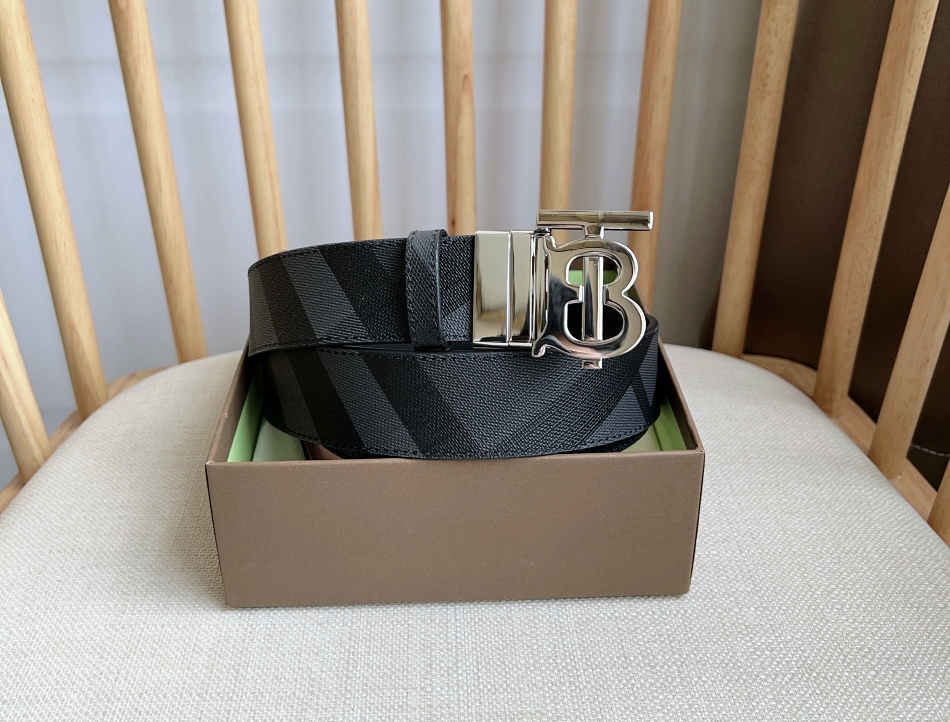 Burberry 巴宝莉 饰牌搭扣点缀品牌专属标识图案