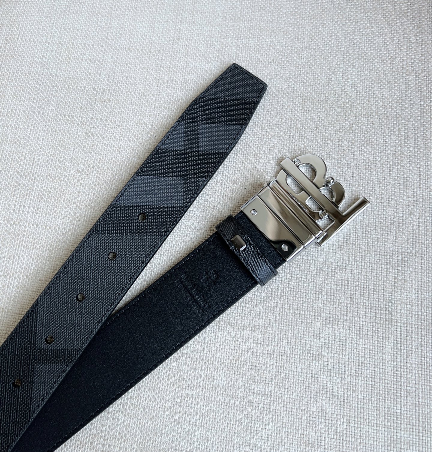 Burberry 巴宝莉 饰牌搭扣点缀品牌专属标识图案