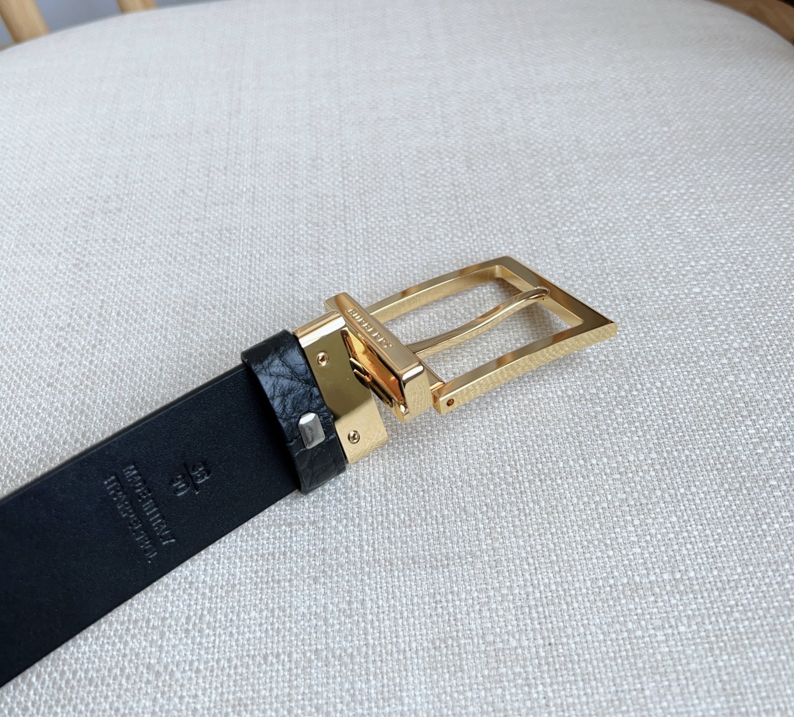 新款 Burberry 巴宝莉专柜同步上新 意大利精制腰带