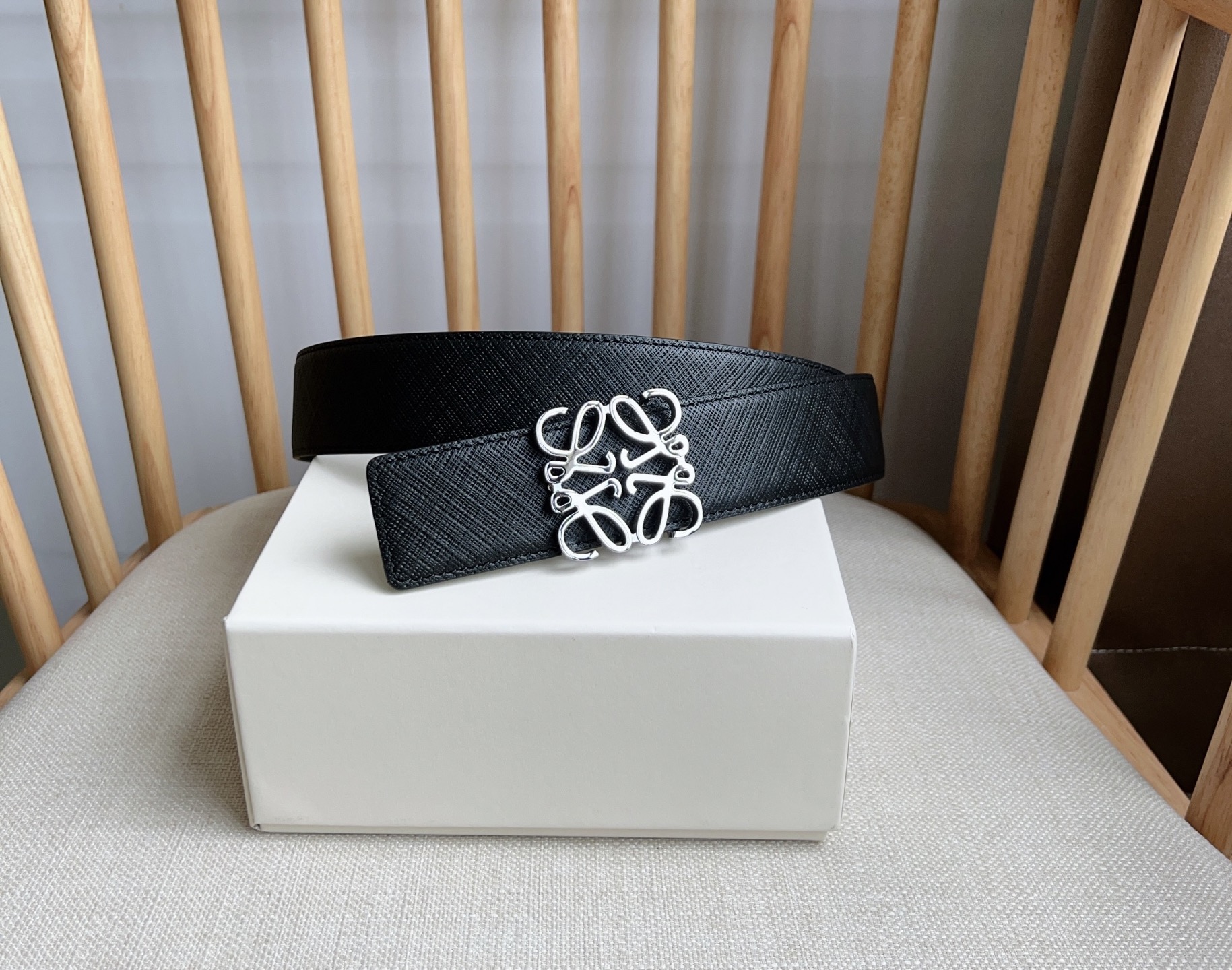 NO:138897,LOEWE's latest counter belt, double-sided top-layer cowhide, simple and exquisite material quality, dedicated to creating fashionable boutiques in different fields: 4.0cm, belt, loewe, loewe, cowhide19860909LOEWE（罗意威）最新专柜同款腰带 双面头层牛皮 简约造型精美的材质质量致力打造对不同领域的时尚精品宽:4.0cm,皮带,loewe,loewe,cowhide,Belt