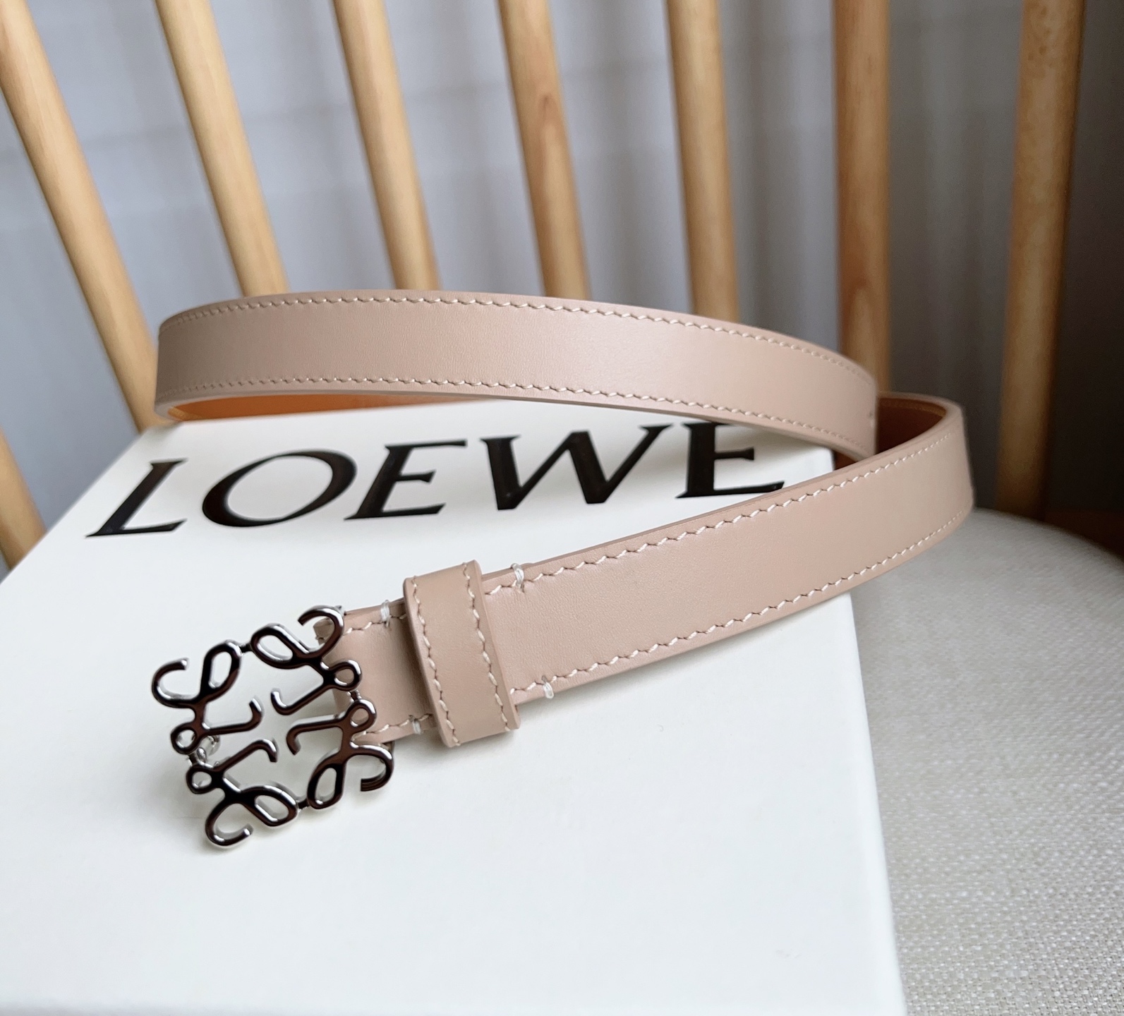 Loewe 代购级 LOEWE （罗意威） 最新同款腰带 选用光滑牛皮革窄款腰带 配有Anagram挂锁针扣 卓越的工艺 个性的造型 精美的材质 宽:2