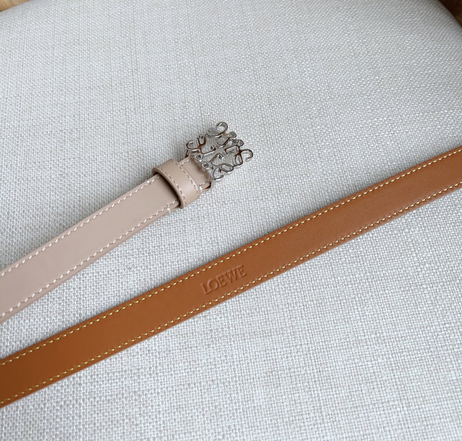 Loewe 代购级 LOEWE （罗意威） 最新同款腰带 选用光滑牛皮革窄款腰带 配有Anagram挂锁针扣 卓越的工艺 个性的造型 精美的材质 宽:2