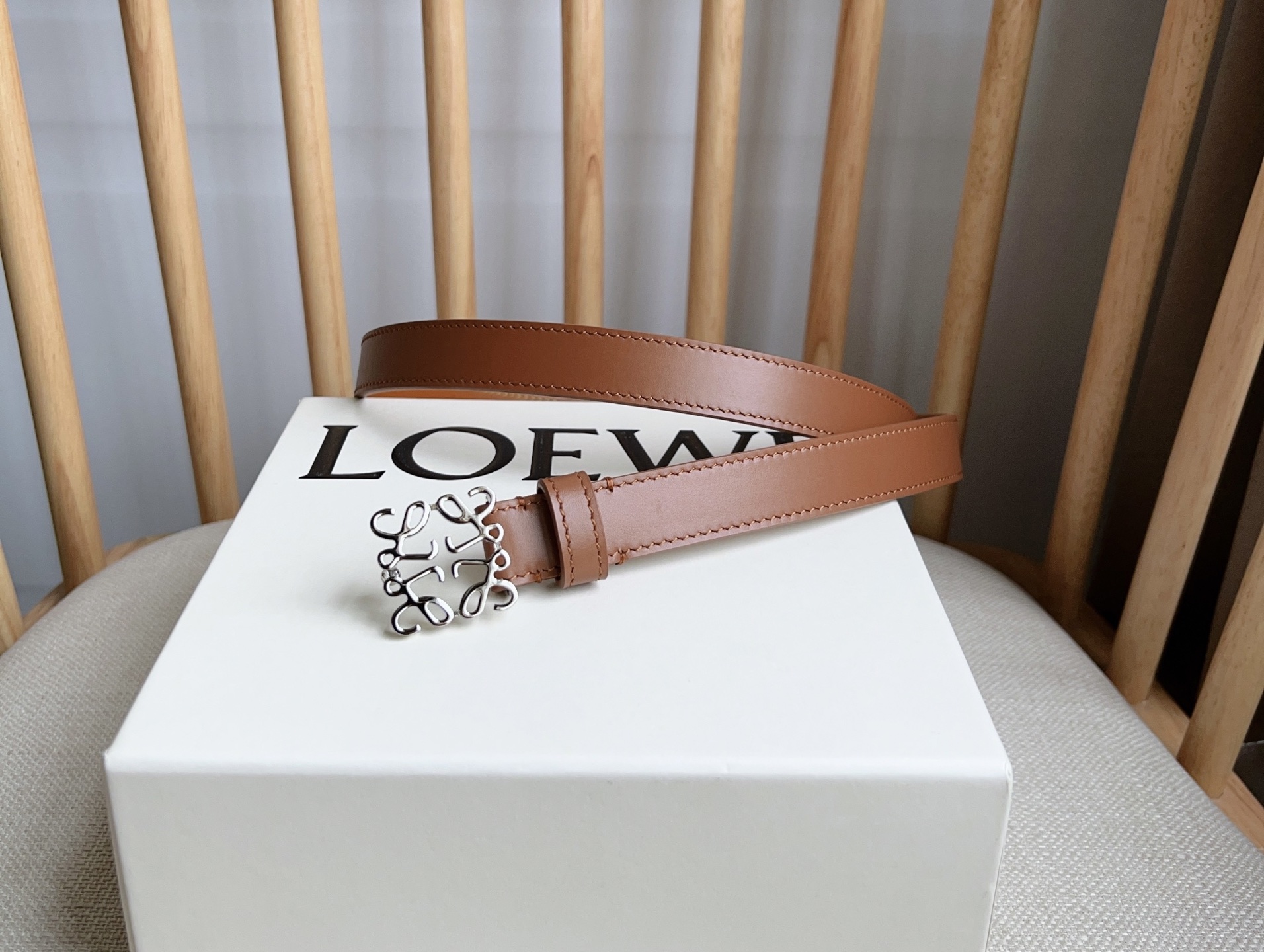 YJ【配包装】LOEWE （罗意威）专柜最新同款腰带[庆祝][庆祝]  选用光滑牛皮革窄款腰带   配有Anagram挂锁针扣  卓越的工艺 个性的造型  精美的材质 宽:.0cm  