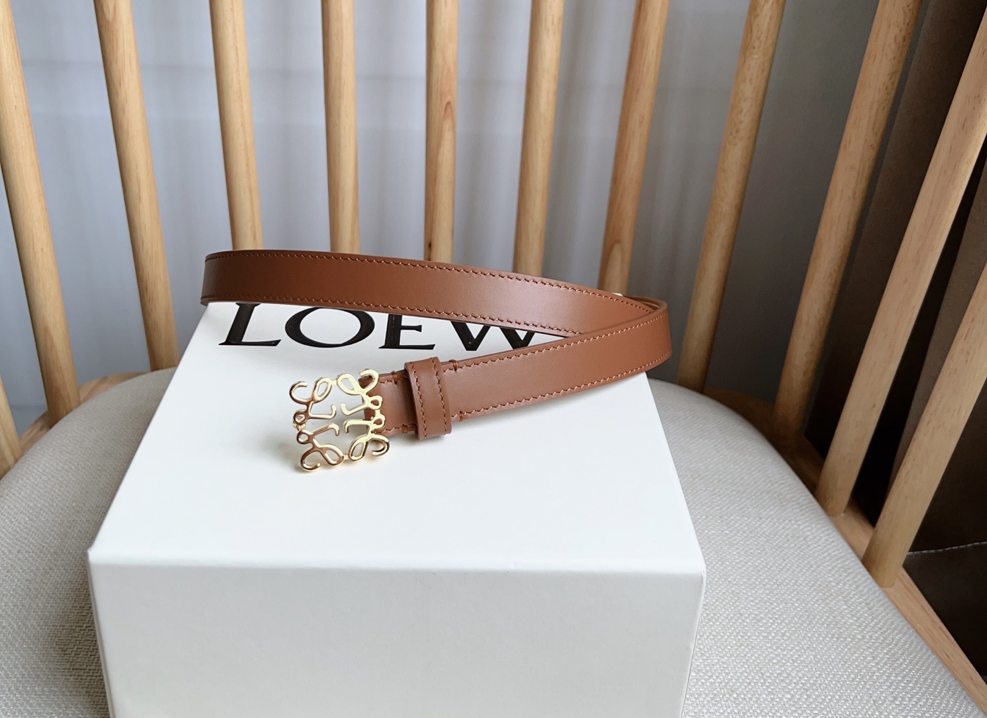 YJ【配包装】LOEWE （罗意威）专柜最新同款腰带[庆祝][庆祝]  选用光滑牛皮革窄款腰带   配有Anagram挂锁针扣  卓越的工艺 个性的造型  精美的材质 宽:.0cm  