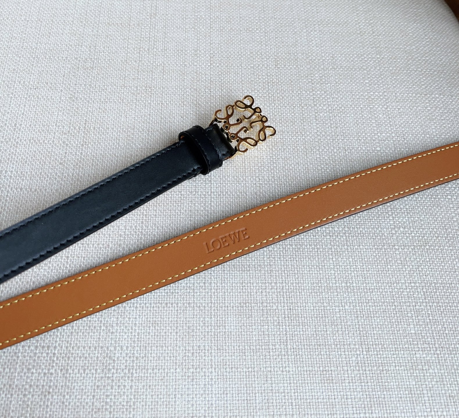 Stylish Cow Leather Belt with Anagram Lock Button for Recital Performance - 图片 3