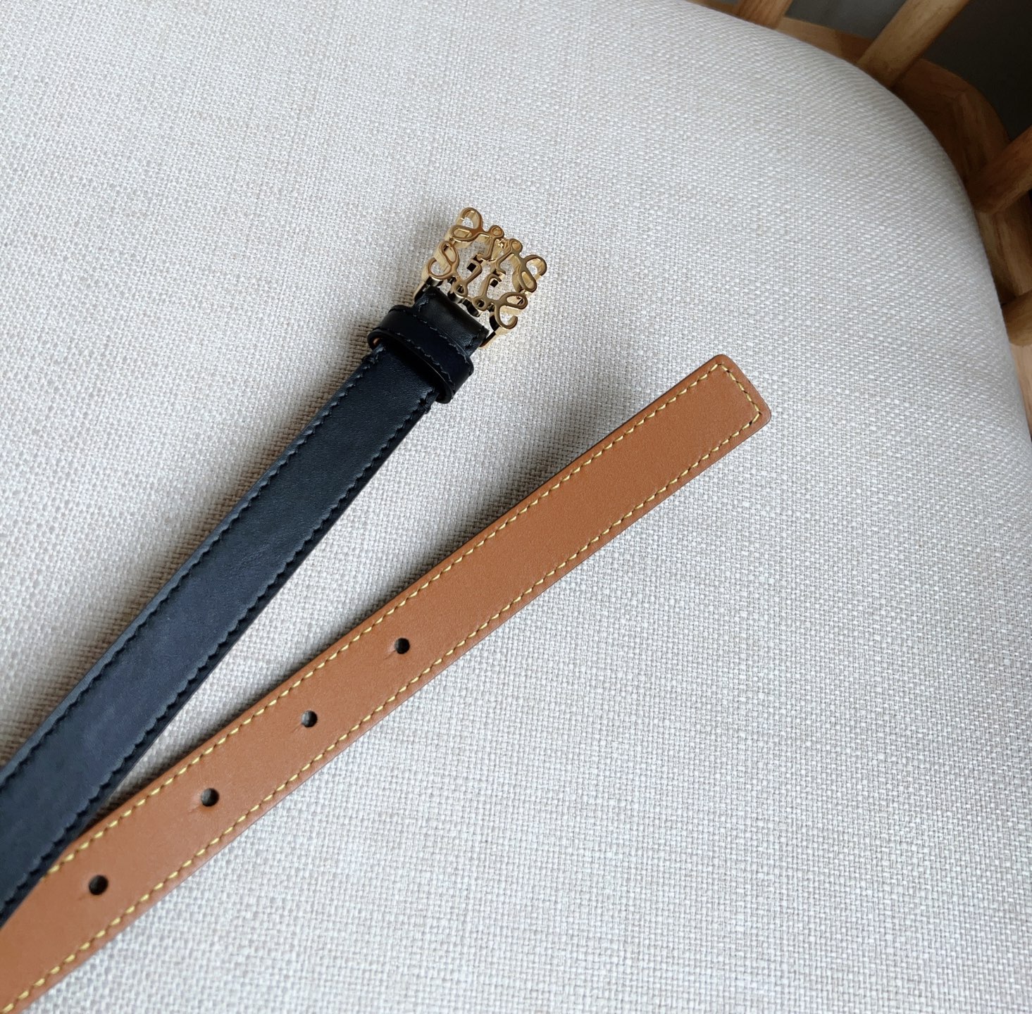 Stylish Cow Leather Belt with Anagram Lock Button for Recital Performance - 图片 6