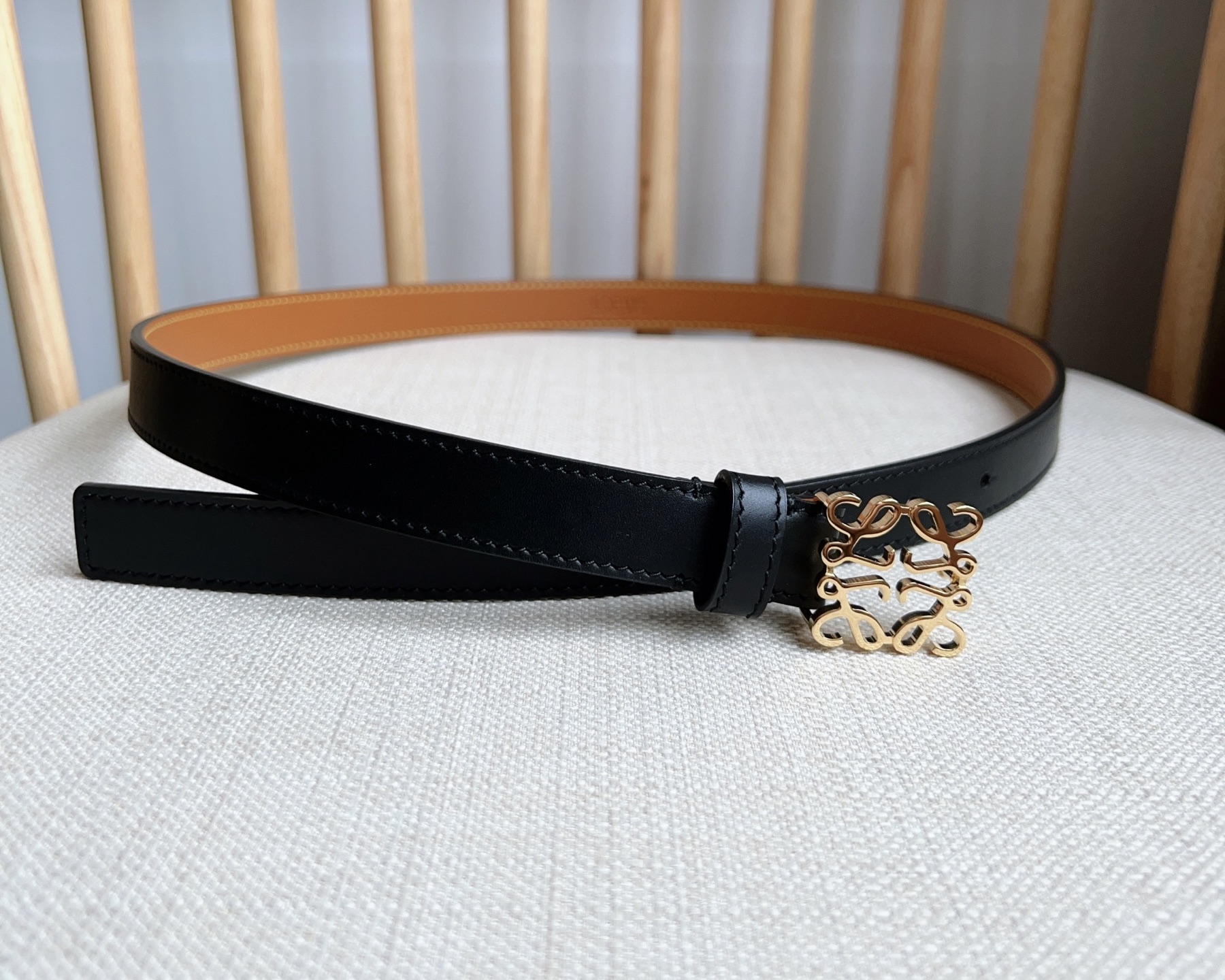 Stylish Cow Leather Belt with Anagram Lock Button for Recital Performance - 图片 4