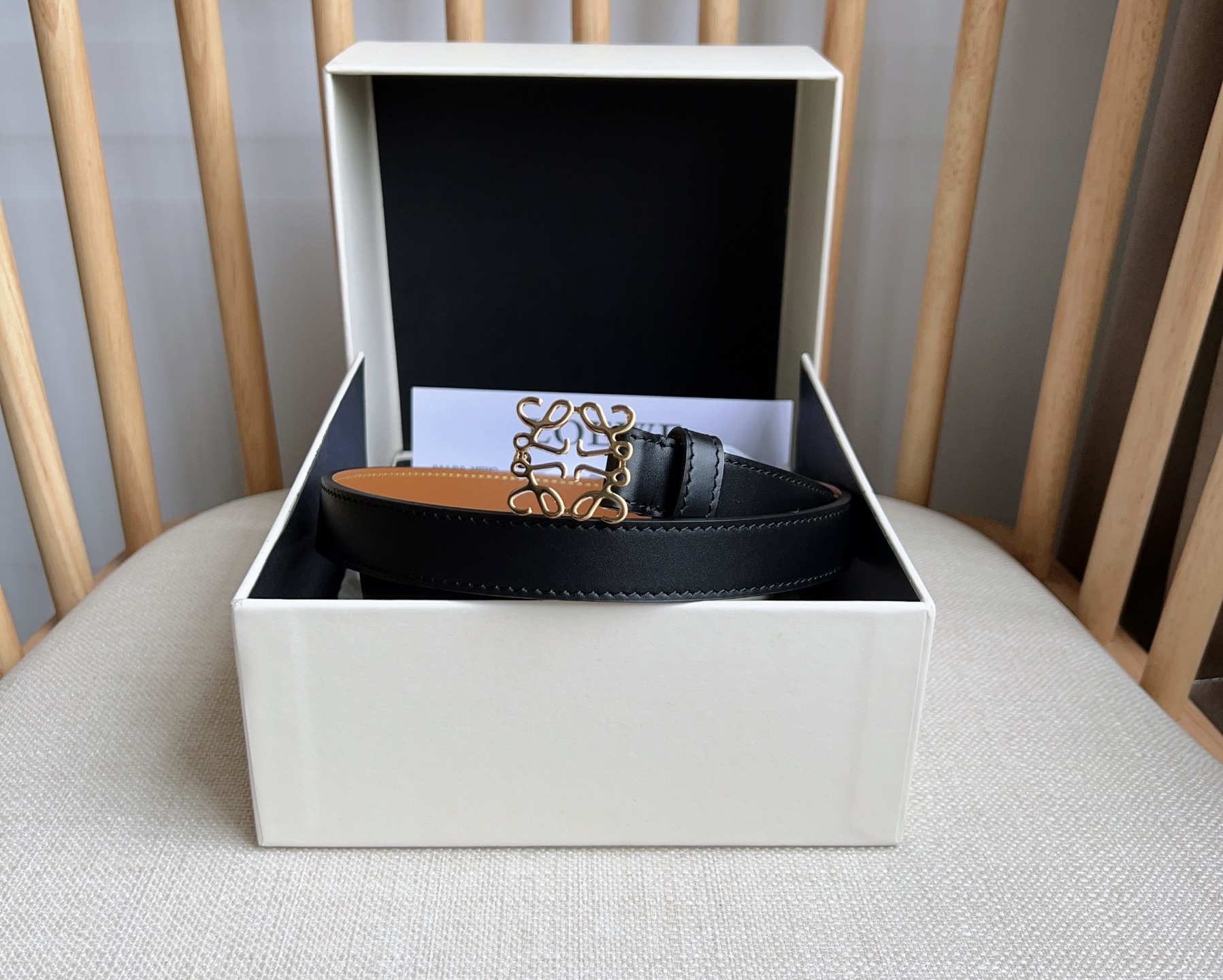 Stylish Cow Leather Belt with Anagram Lock Button for Recital Performance - 图片 5