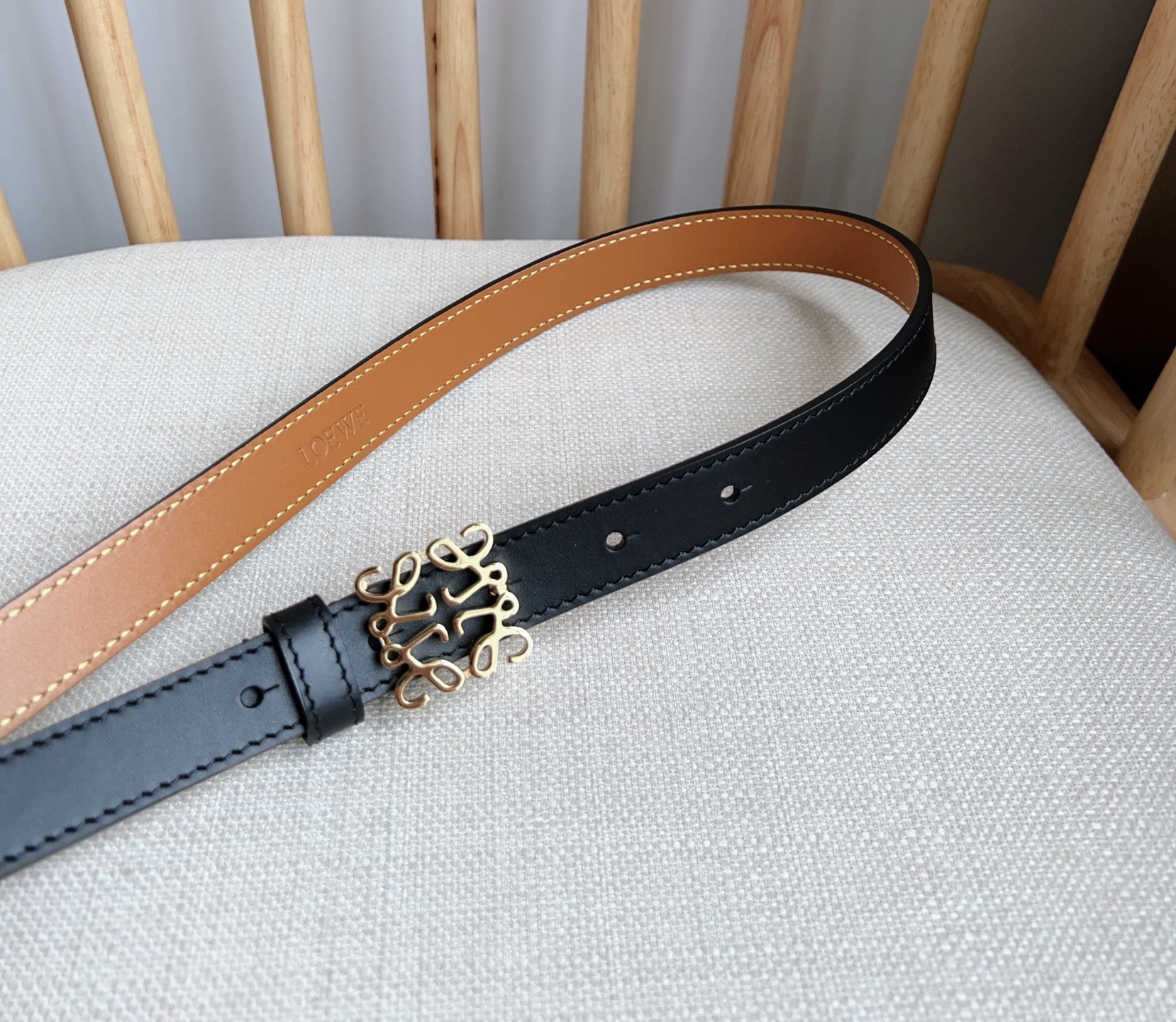 Stylish Cow Leather Belt with Anagram Lock Button for Recital Performance - 图片 8