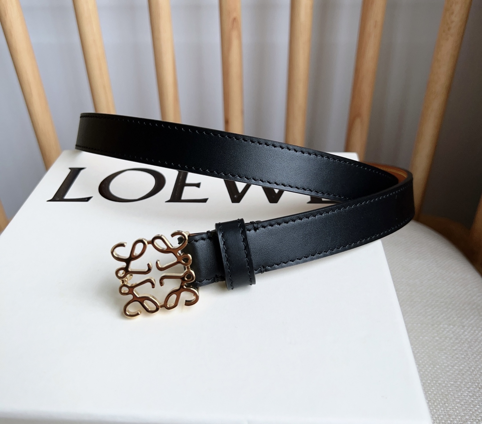 Stylish Cow Leather Belt with Anagram Lock Button for Recital Performance - 图片 2