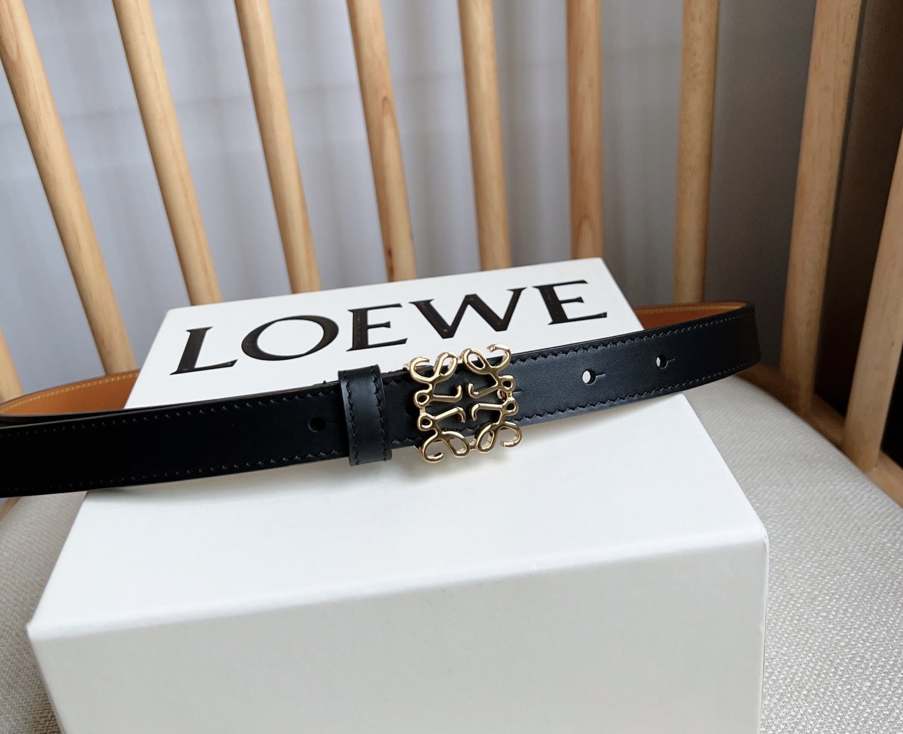 Stylish Cow Leather Belt with Anagram Lock Button for Recital Performance - 图片 7