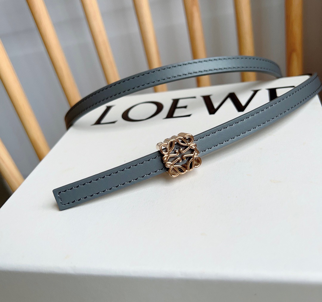 Loewe LOEWE （罗意威） 最新同款腰带 选用光滑牛皮革双面腰带 亮面Anagram立方体针扣 五孔调节 卓越的工艺 个性的造型 精美的材质 宽:1