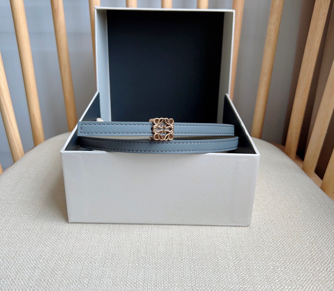 Loewe LOEWE （罗意威） 最新同款腰带 选用光滑牛皮革双面腰带 亮面Anagram立方体针扣 五孔调节 卓越的工艺 个性的造型 精美的材质 宽:1