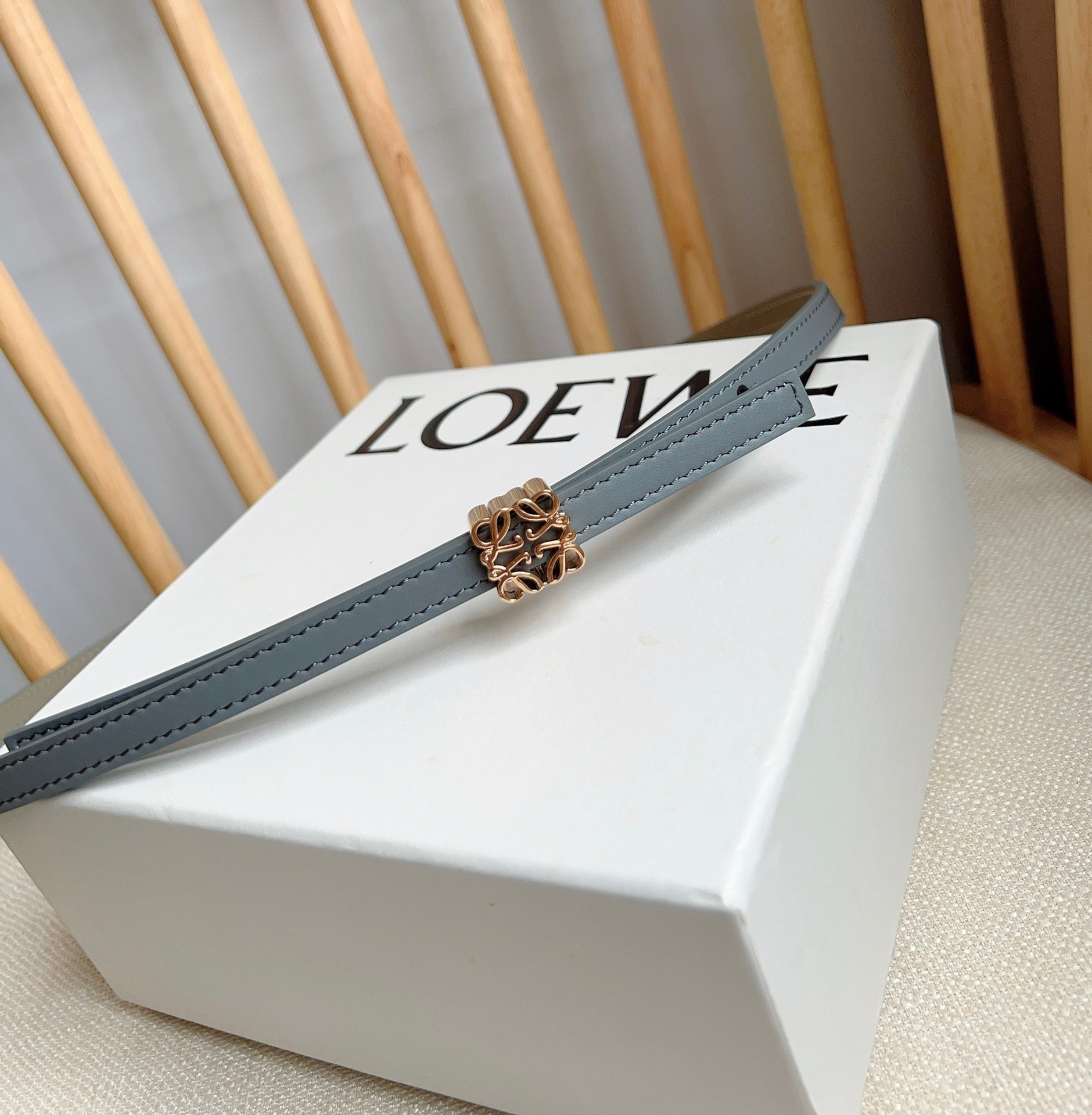 Loewe LOEWE （罗意威） 最新同款腰带 选用光滑牛皮革双面腰带 亮面Anagram立方体针扣 五孔调节 卓越的工艺 个性的造型 精美的材质 宽:1