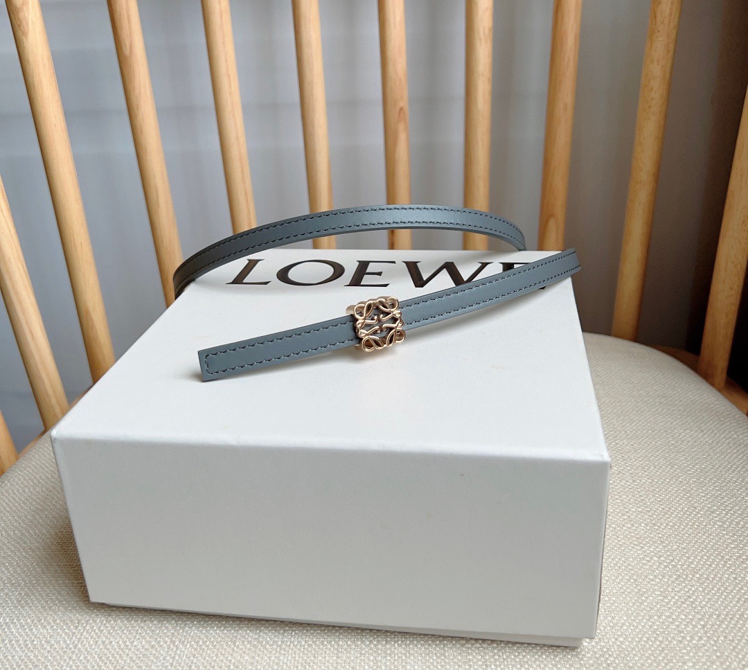 Loewe LOEWE （罗意威） 最新同款腰带 选用光滑牛皮革双面腰带 亮面Anagram立方体针扣 五孔调节 卓越的工艺 个性的造型 精美的材质 宽:1