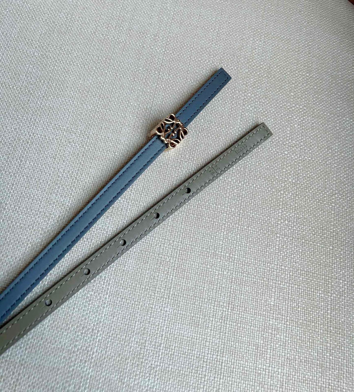 Loewe LOEWE （罗意威） 最新同款腰带 选用光滑牛皮革双面腰带 亮面Anagram立方体针扣 五孔调节 卓越的工艺 个性的造型 精美的材质 宽:1