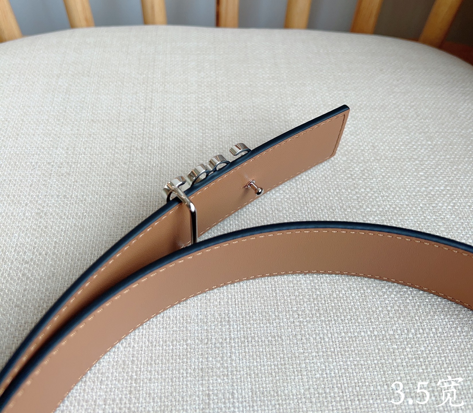 Newest Co-Editor Congratulated for Recital with Premium Leather Belt and Anagram Button - 图片 6