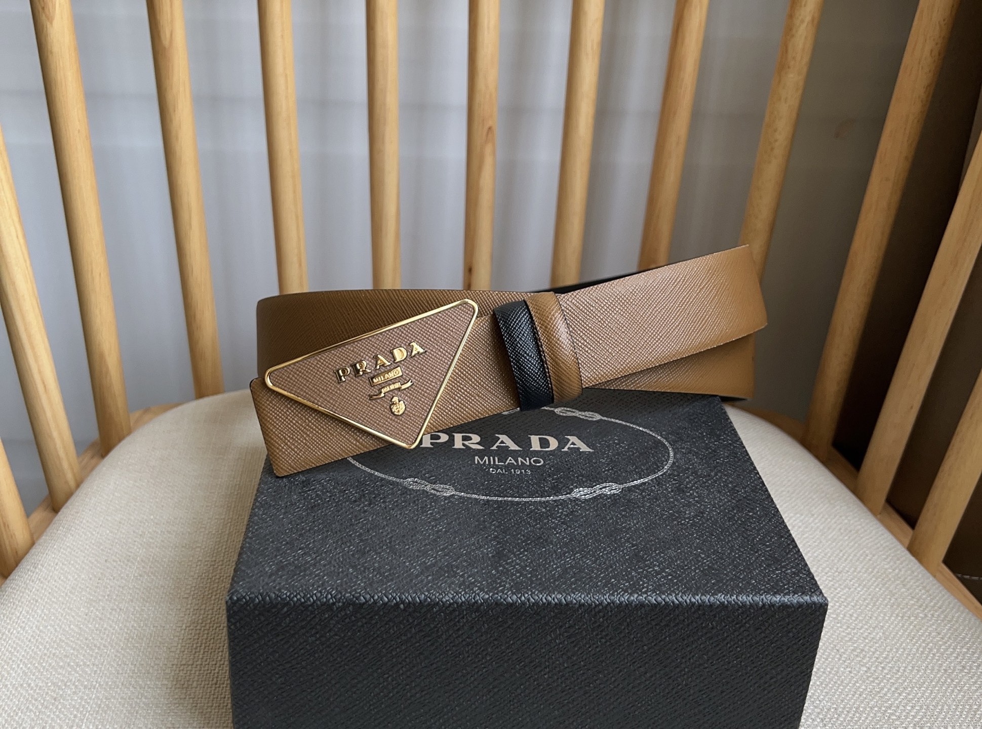  PRADA (普拉达) 专柜最新款 🎉🎉🎉  这款搭扣式腰带出自多功能的组合式配饰系列 可随心搭配 三