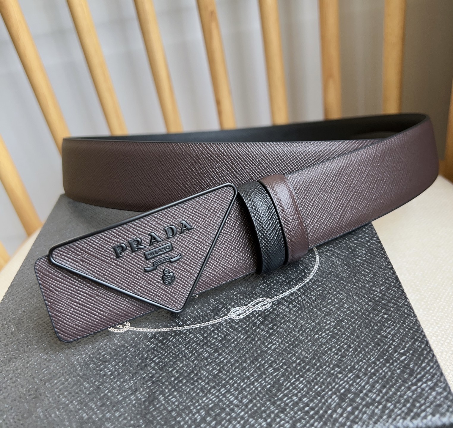  PRADA (普拉达) 专柜最新款 🎉🎉🎉  这款搭扣式腰带出自多功能的组合式配饰系列 可随心搭配 三