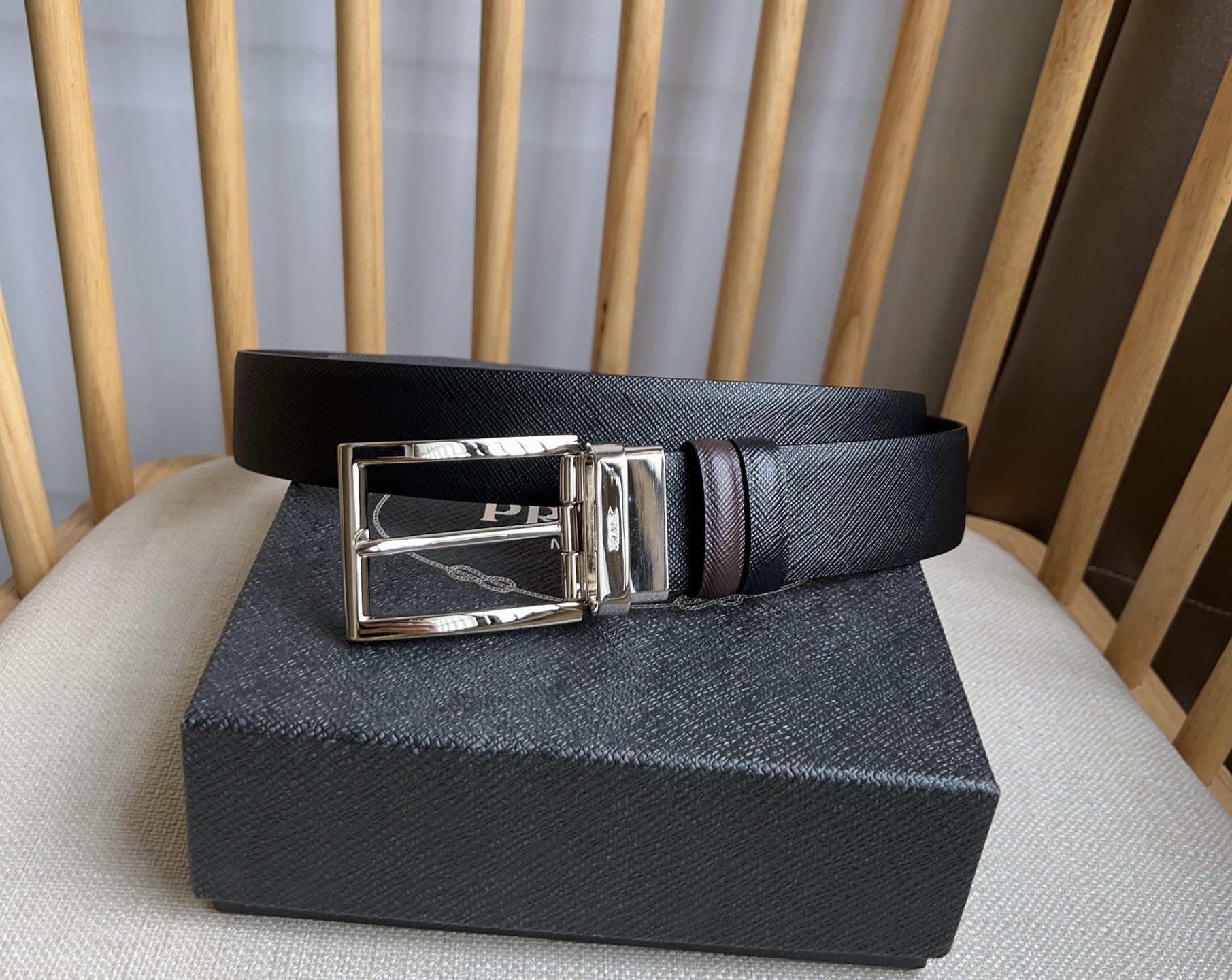 NO:336883,The same style for PRADA counter, men's one-leather double-pin buckle, one side with black and one side with double-sided cross-patterned calfskin width: 3.5cm, paired with original rotary pin buckle [Strong], excellent feel, original single quality, belt, prada, prada, cowhide19860909PRADA（普拉达）专柜同款 男士一皮双用针扣款 带身一面黑一面咖 双面十字纹小牛皮宽度:3.5cm 搭配原版旋转针扣[强] 手感极佳 原单品质,皮带,prada,prada,cowhide,Belt