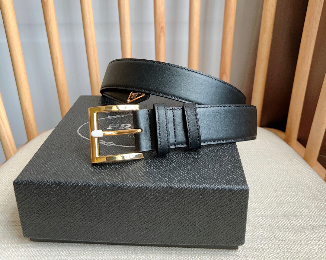 Elegante Cinturón de Cuero Prada con Hebilla Triangular Esmaltada